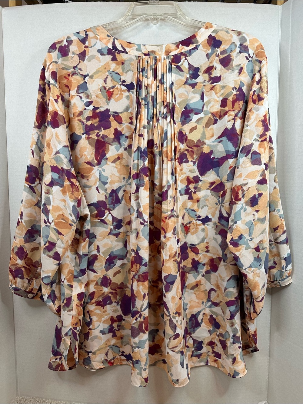 NYDJ Floral Print V-Neck Blouse in Cream and Purple, size 2X, NWT - Picture 5 of 6